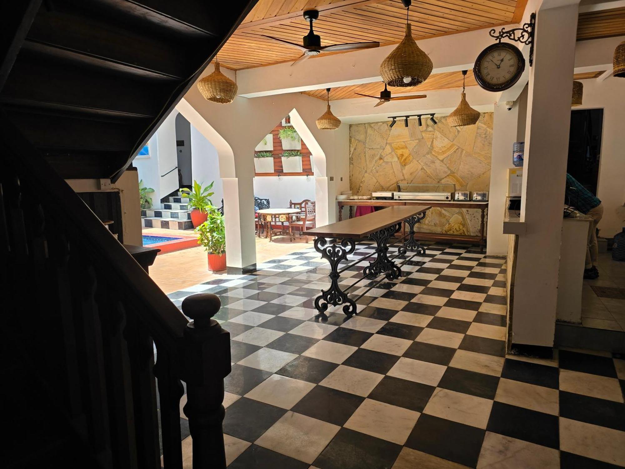 Dhow Palace Hotel 4*