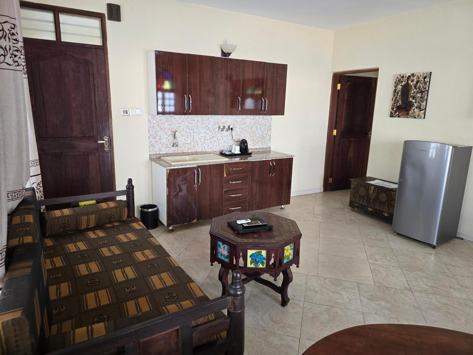 Dhow Palace Hotel 4*