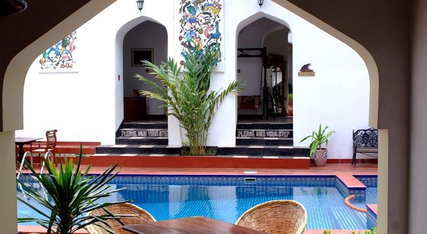 Dhow Palace Hotel 4*