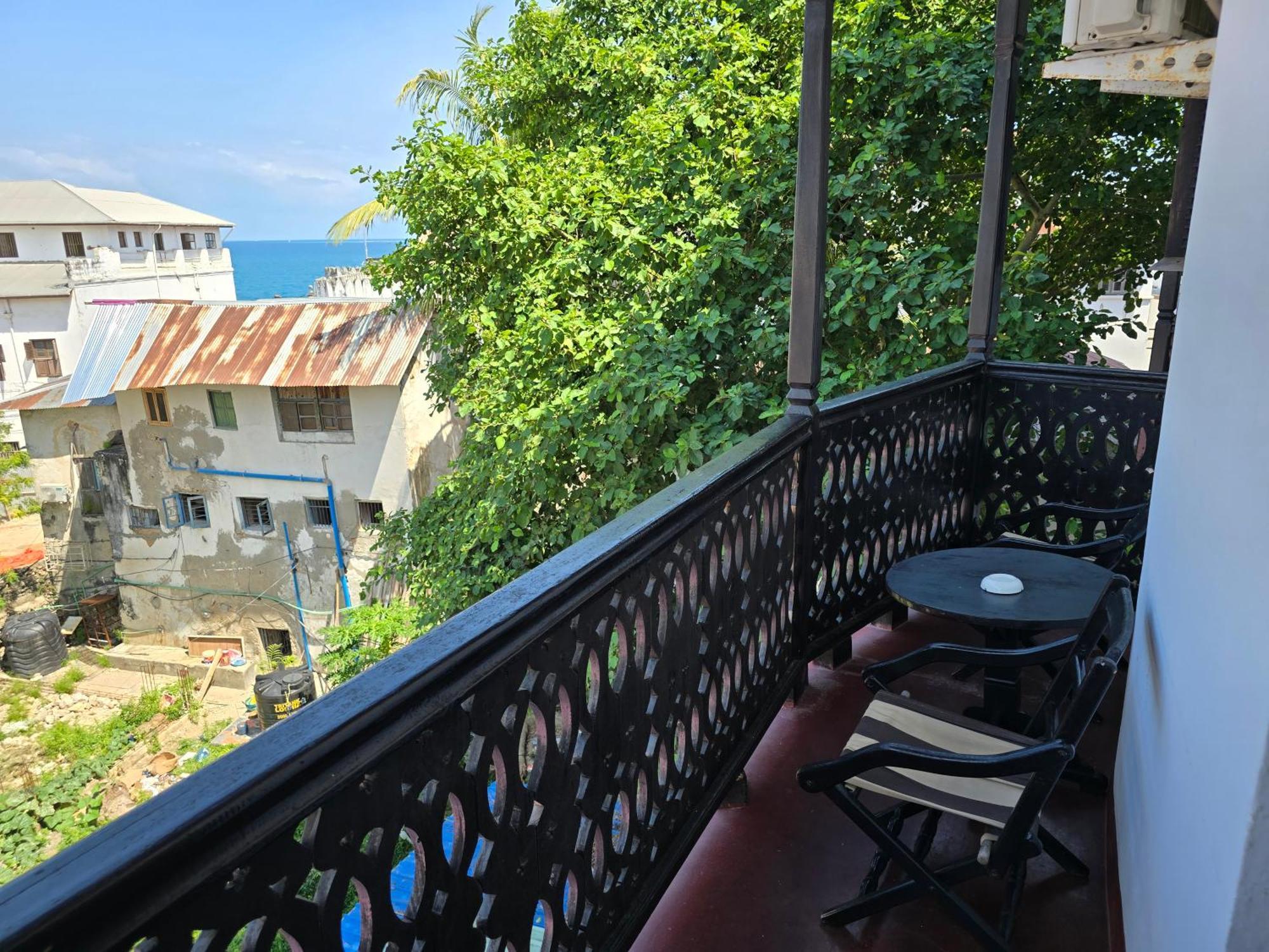 Dhow Palace Hotel